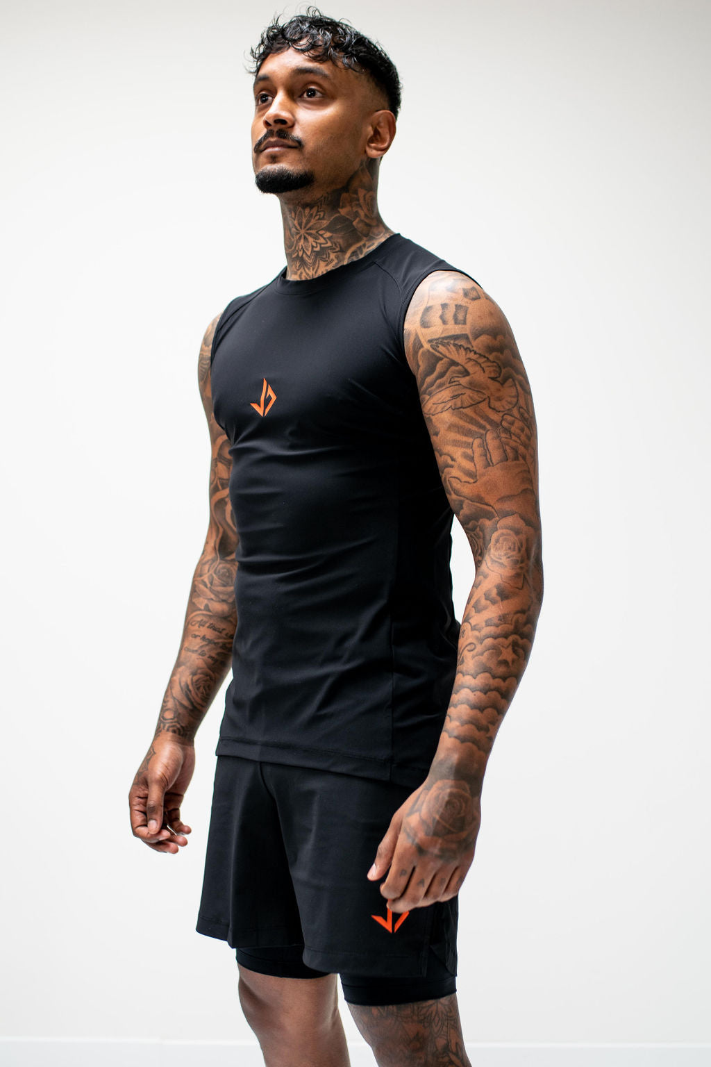 Lange man draagt zwarte extra lang sportshirt van JUSS7 Sportswear