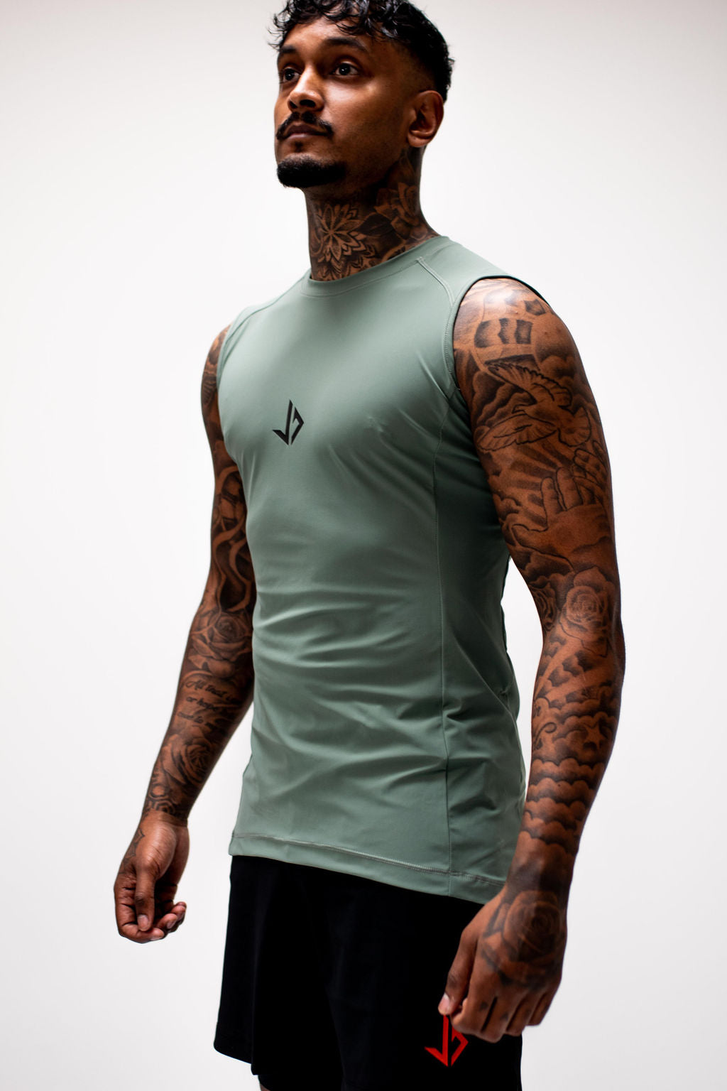 Lange man draagt legergroen extra lang sportshirt van JUSS7 Sportswear