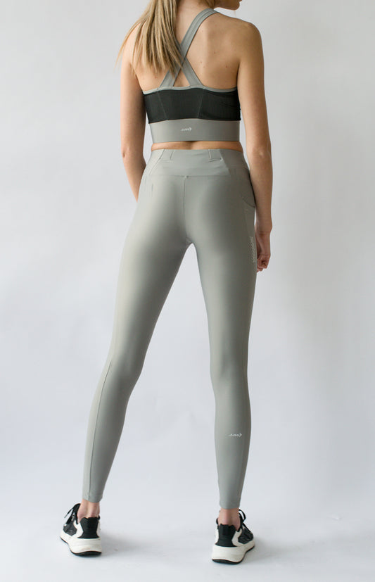 Lange vrouw draagt grijze extra lange high-waist sportlegging van JUSS7