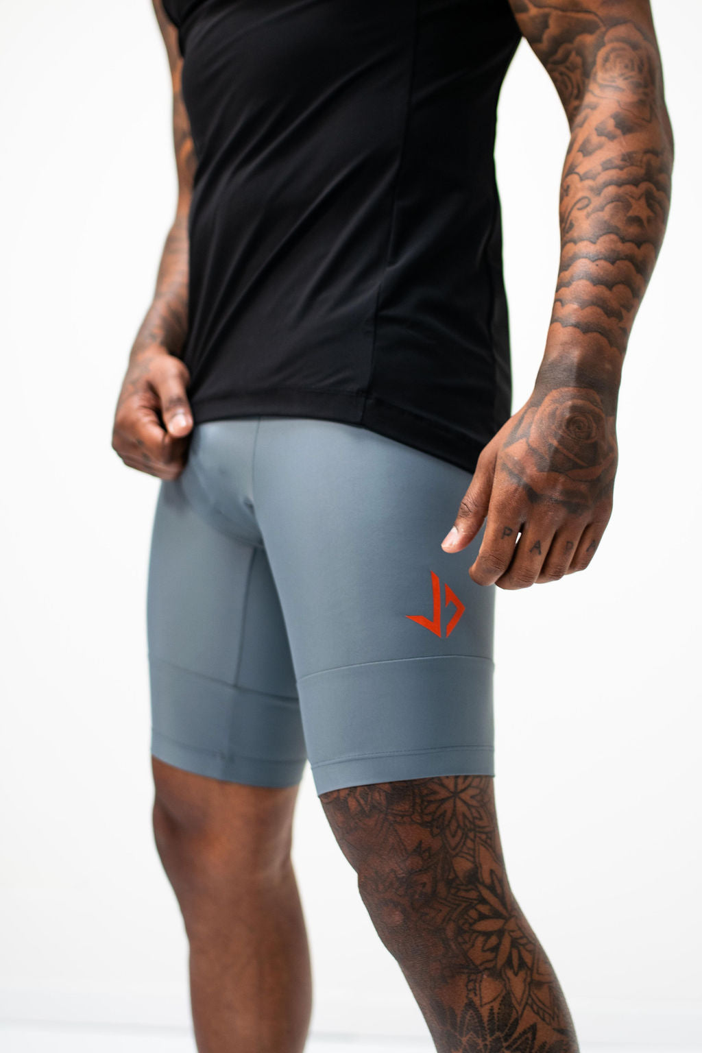 Detailfoto van de telefoonzak in de JUSS7 Run & Slide hardloopbroek grijs