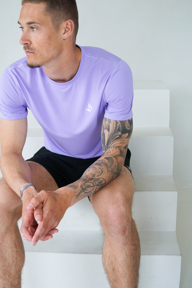 man draagt sportshirt heren lila