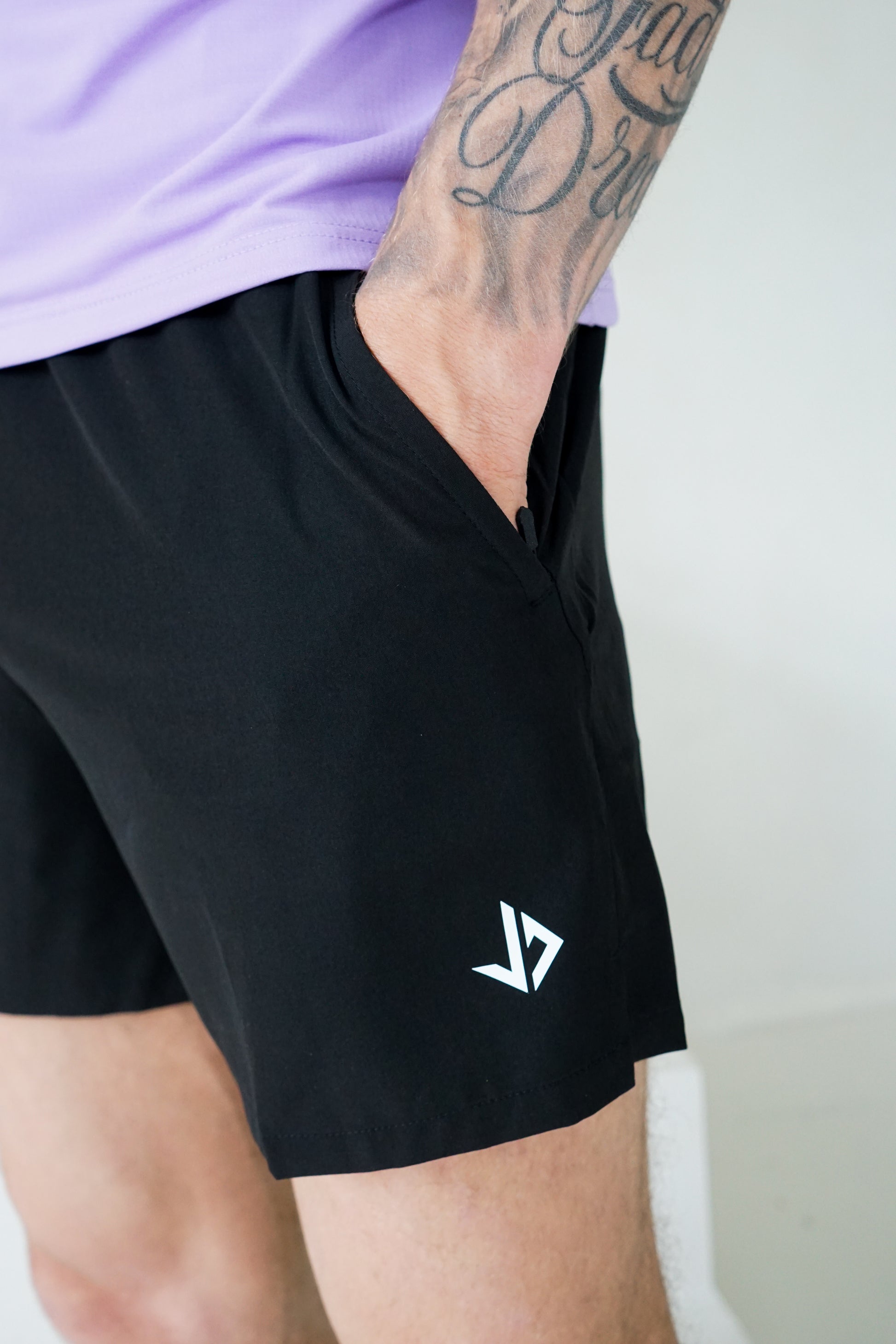 man draagt sportbroek heren zwart met ritszakken