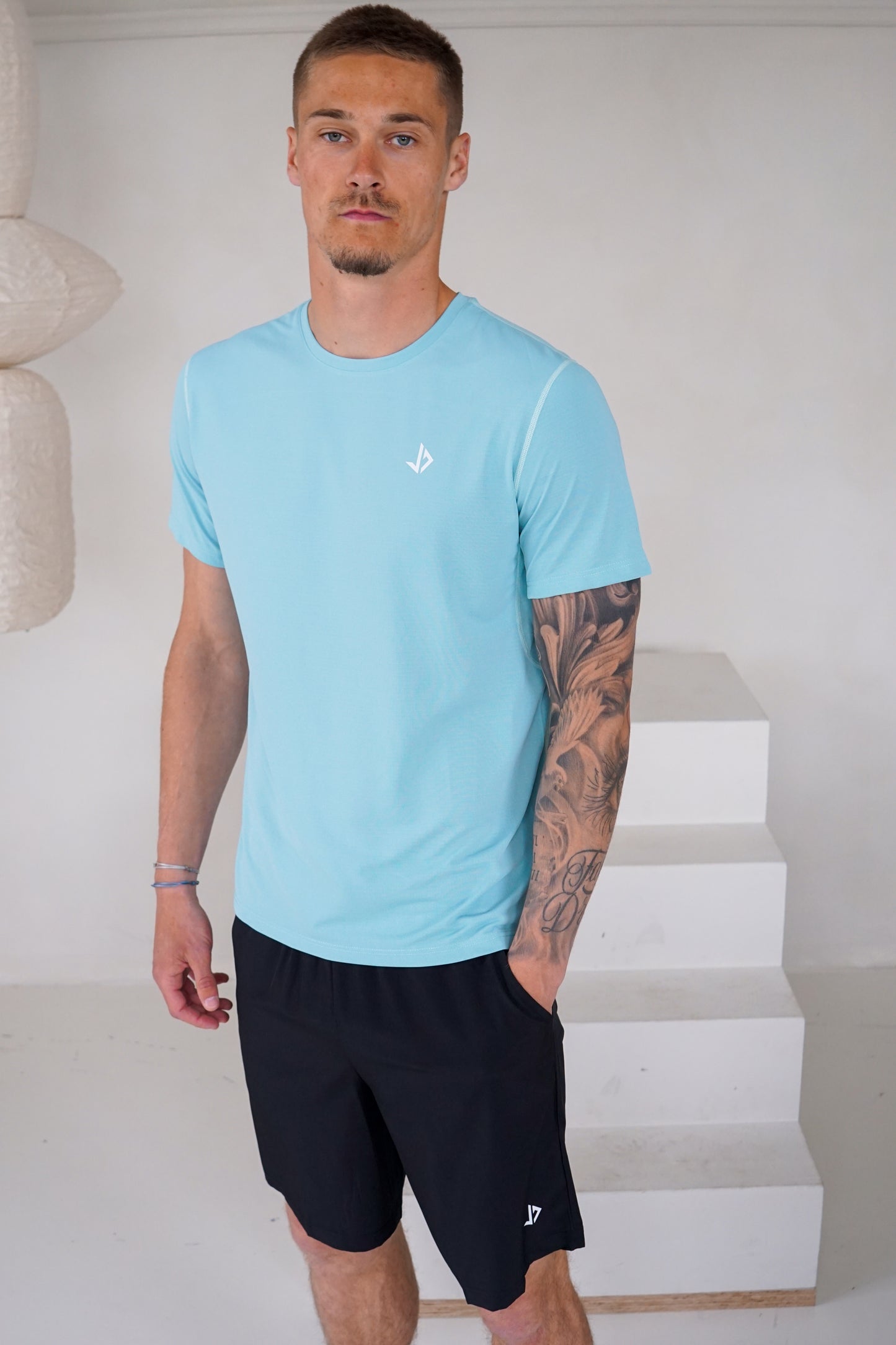 man draagt sport shirt mint groen