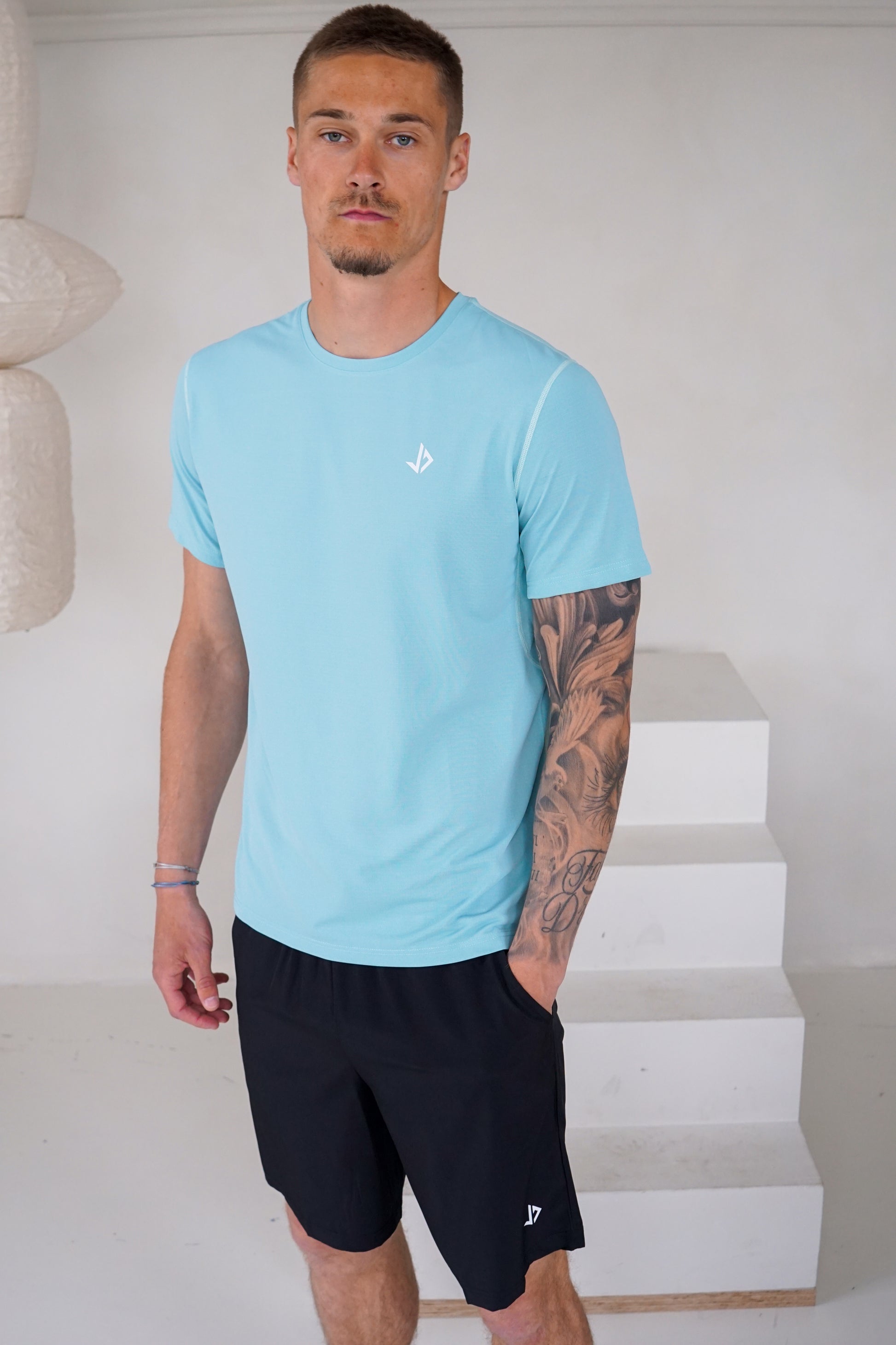 man draagt sport shirt mint groen