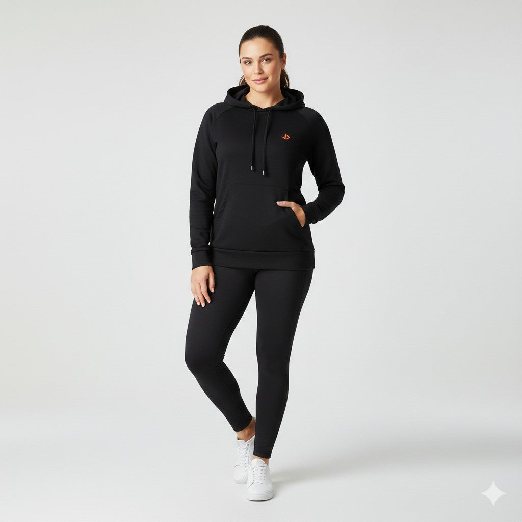 Lange vrouw draagt zwarte extra lange dames hoodie van JUSS7 Sportswear
