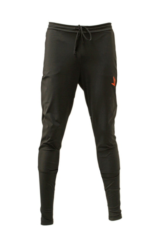 Lange man draagt zwarte extra lange trainingsbroek van JUSS7 Sportswear