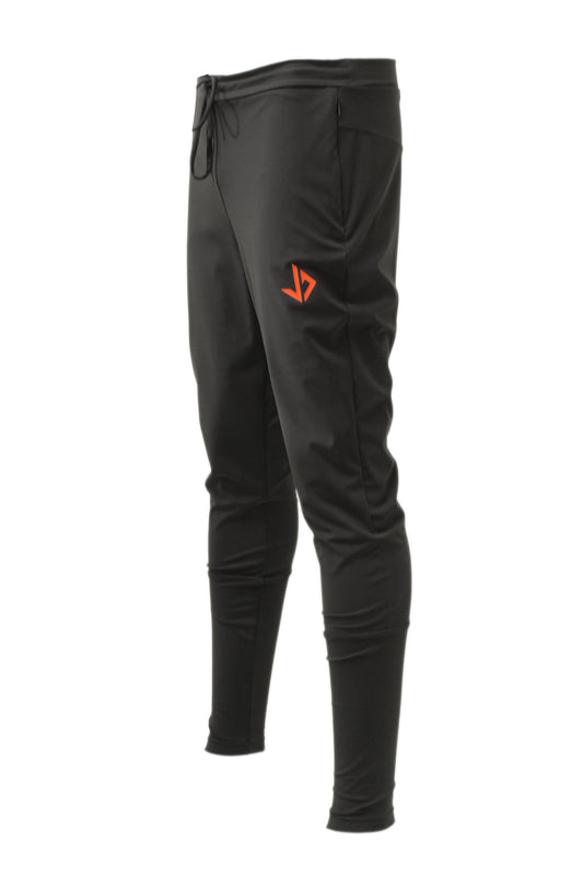 Lange man draagt zwarte extra lange trainingsbroek van JUSS7 Sportswear