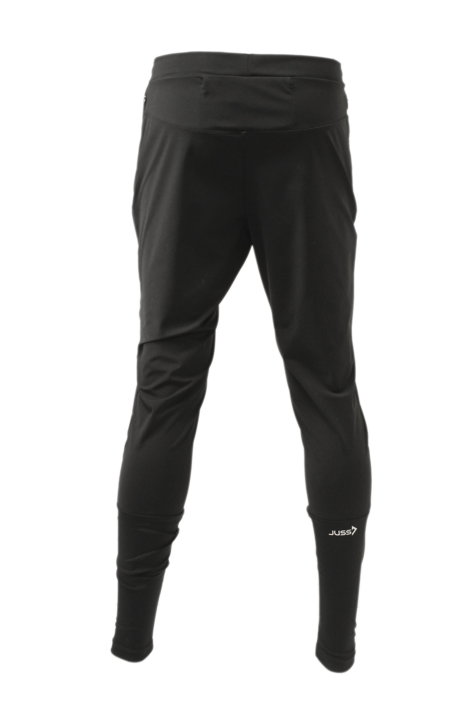 Lange man draagt zwarte extra lange trainingsbroek van JUSS7 Sportswear