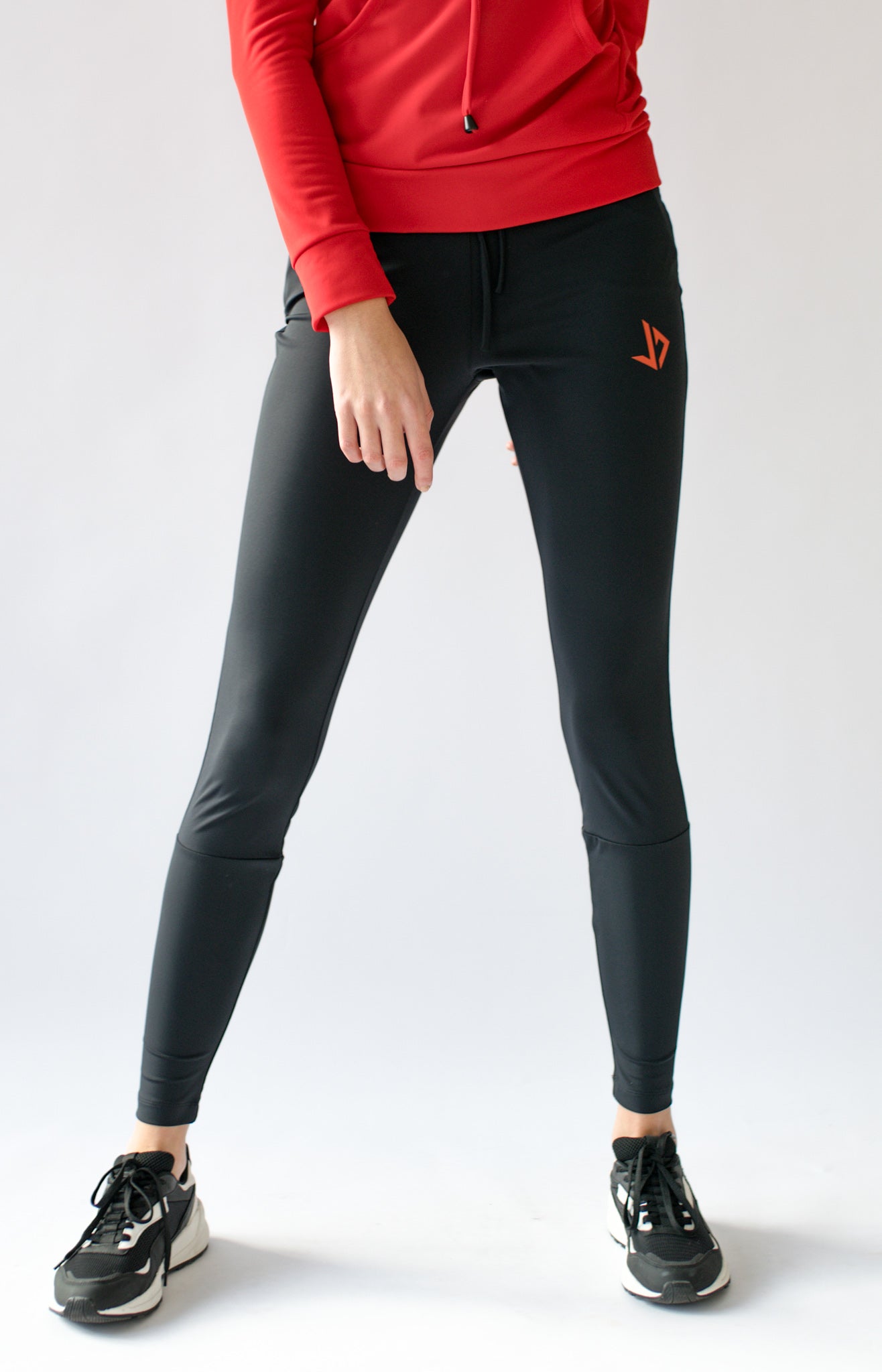 Lange man draagt zwarte extra lange trainingsbroek van JUSS7 Sportswear
