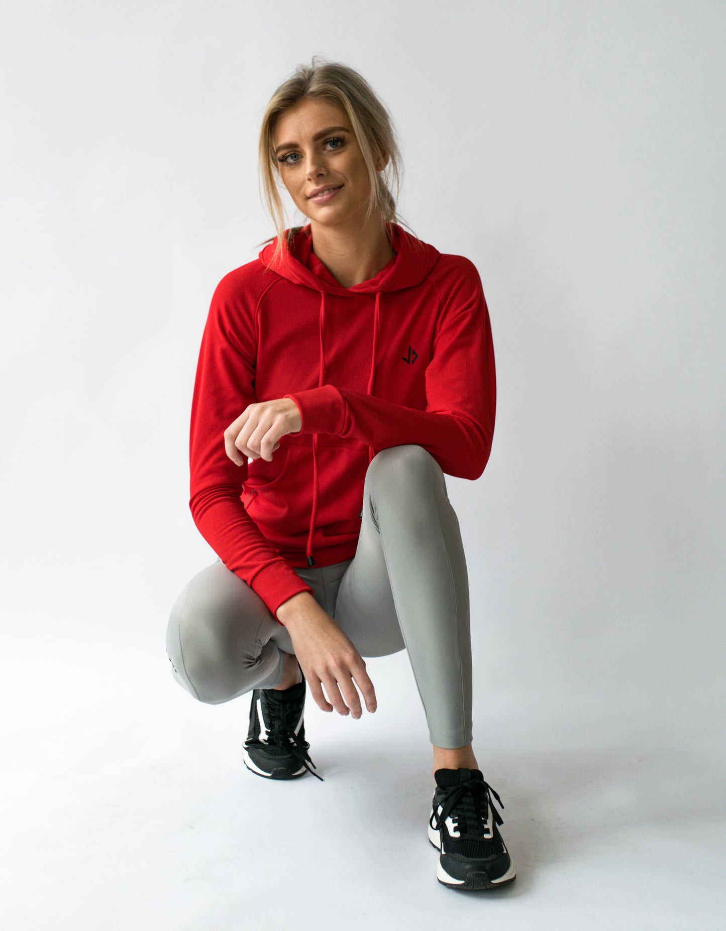 Lange vrouw draagt rode extra lange dames hoodie van JUSS7 Sportswear