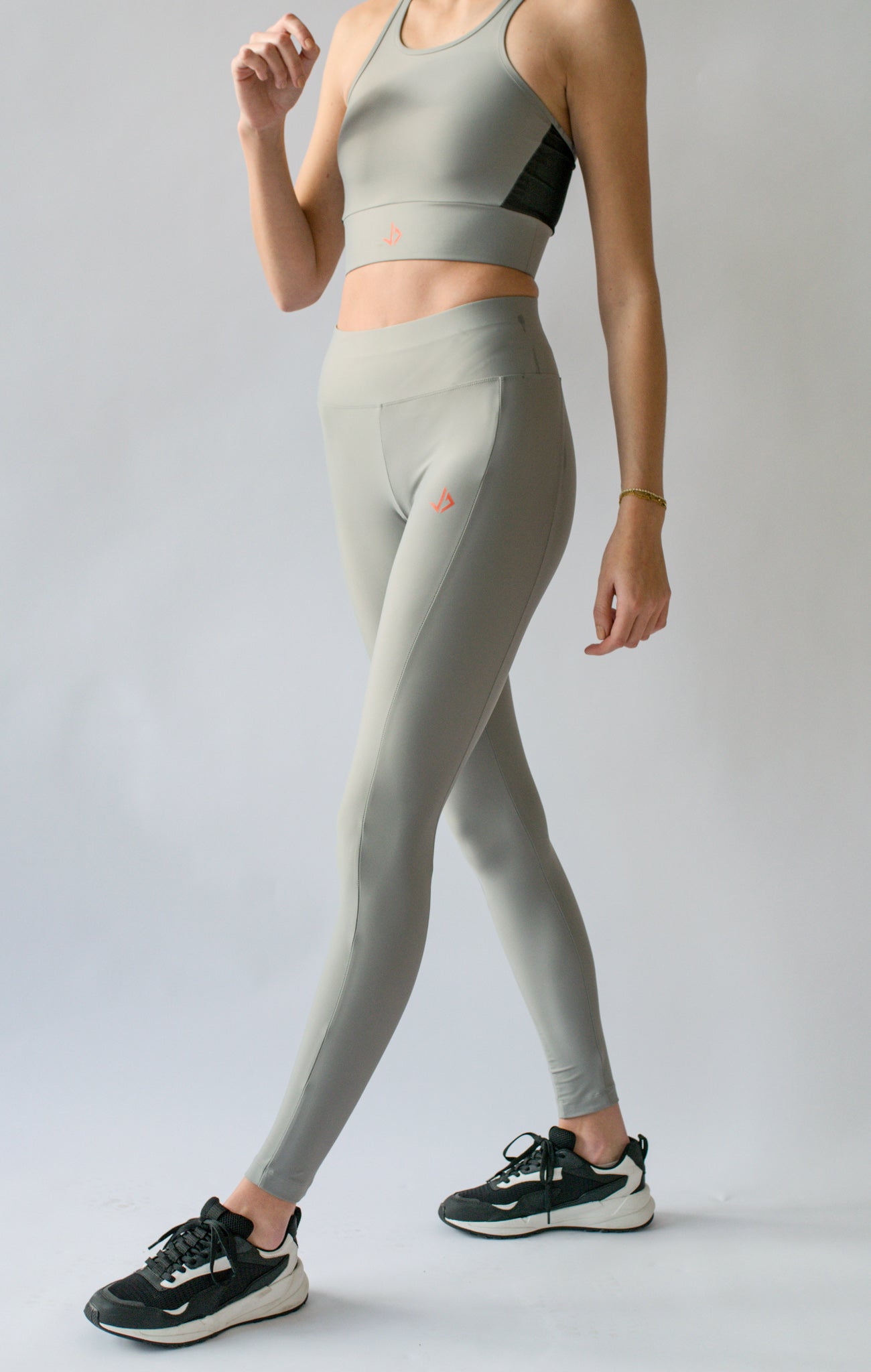 Lange vrouw draagt grijze extra lange high-waist sportlegging van JUSS7