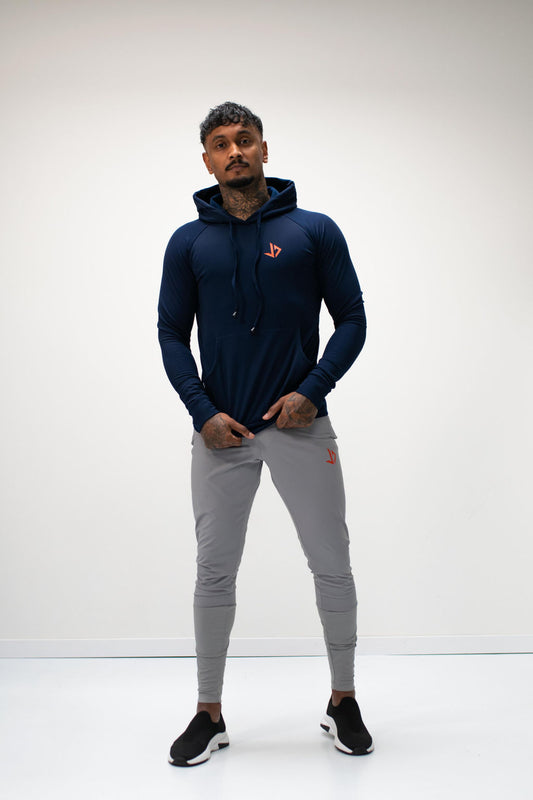 Lange man draagt zwarte extra lange trainingsbroek van JUSS7 Sportswear