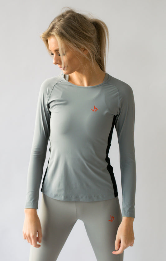 Lange vrouw draagt grijze sport longsleeve met extra lange mouwen van JUSS7