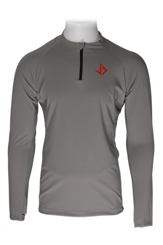 Lange man draagt grijs slim fit sportshirt van JUSS7 Sportswear