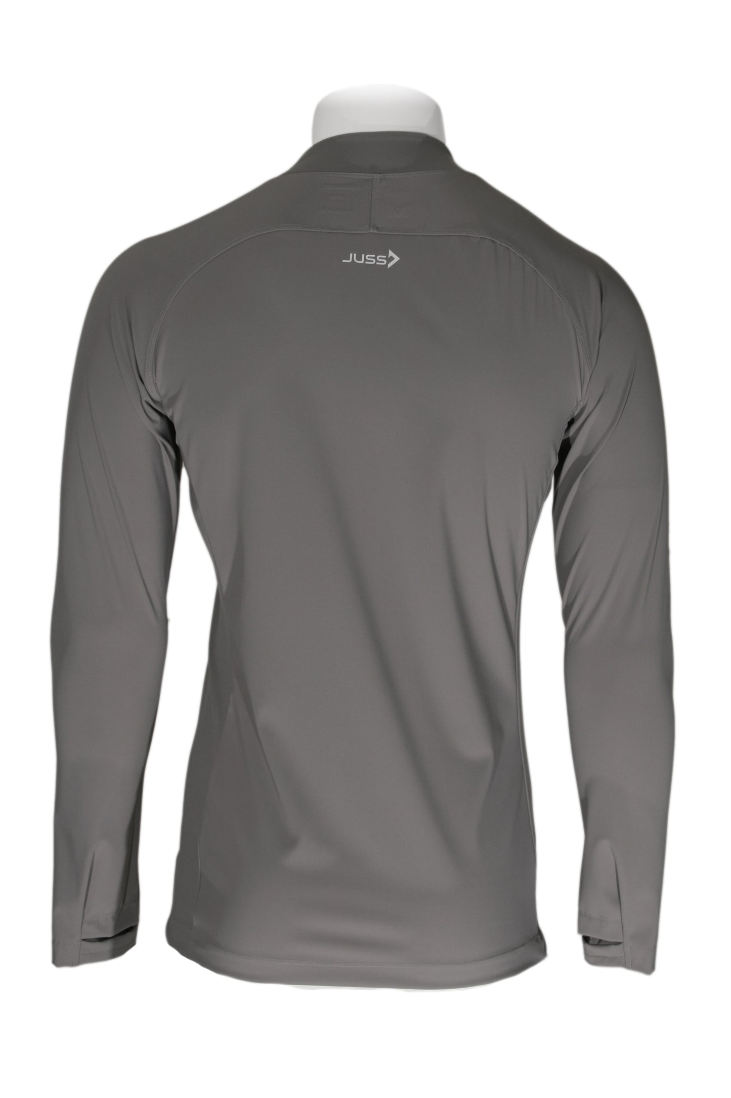 Lange man draagt grijs slim fit sportshirt van JUSS7 Sportswear