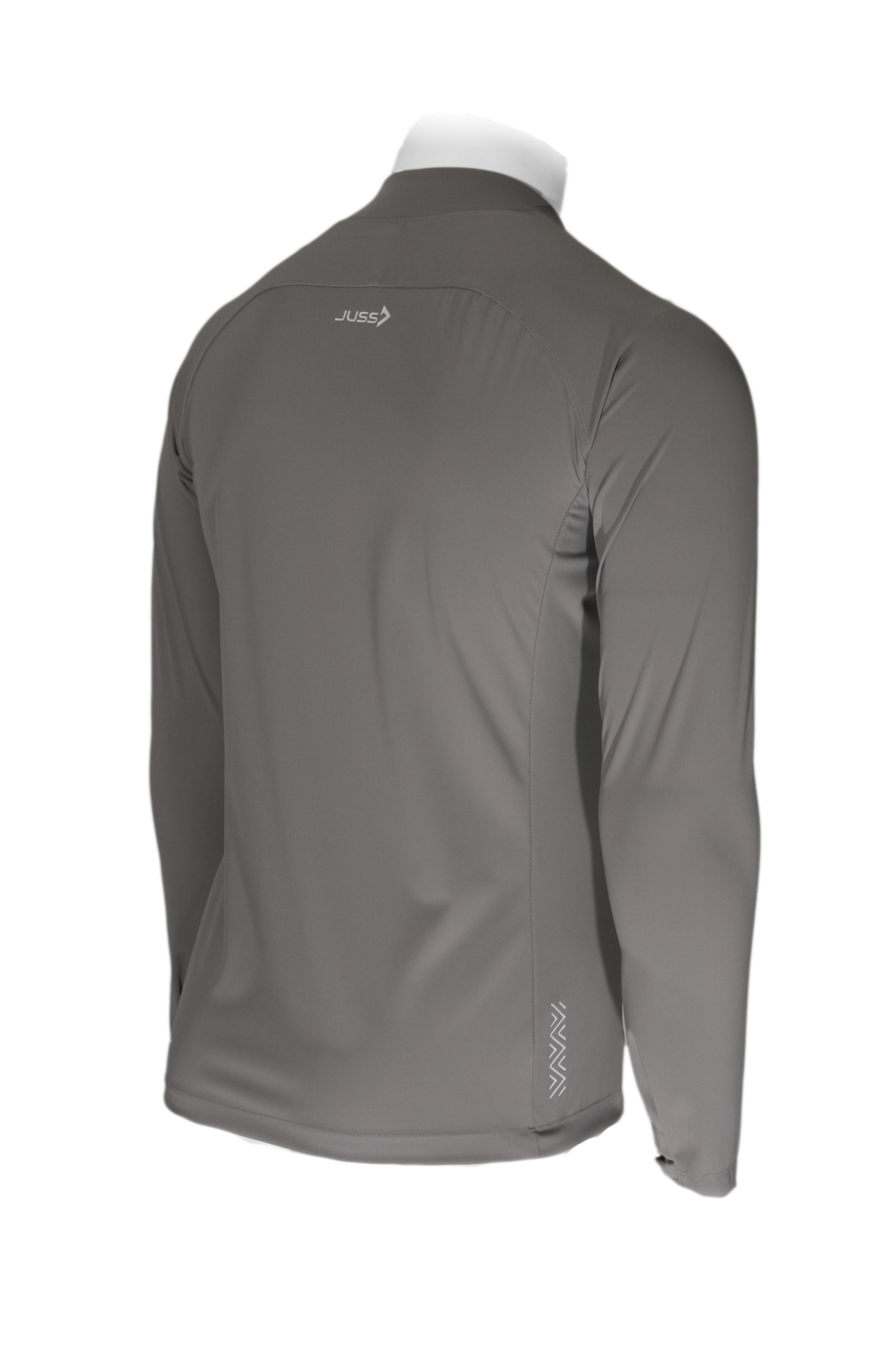 Lange man draagt grijs slim fit sportshirt van JUSS7 Sportswear