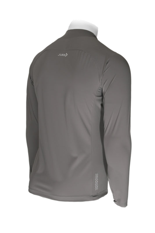 Lange man draagt grijs slim fit sportshirt van JUSS7 Sportswear