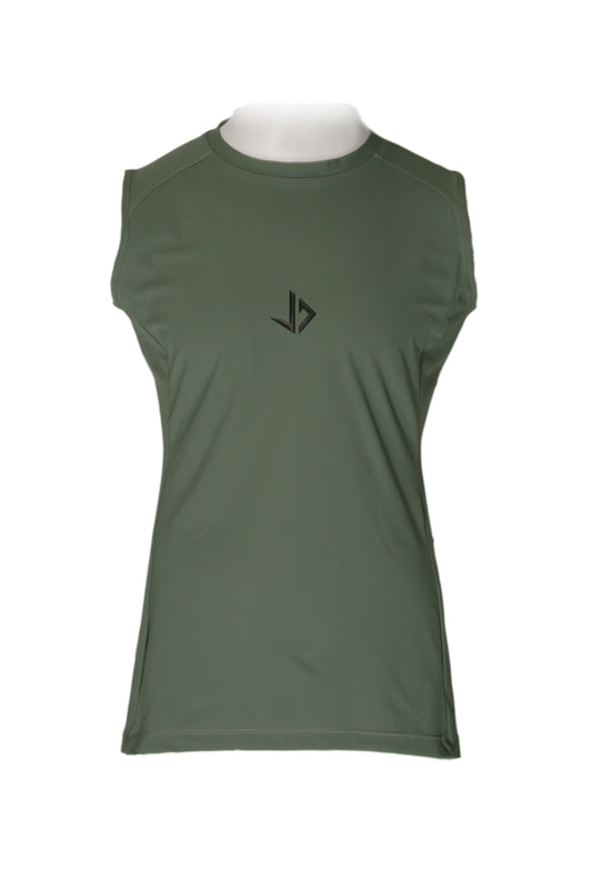 Lange man draagt legergroen extra lang sportshirt van JUSS7 Sportswear