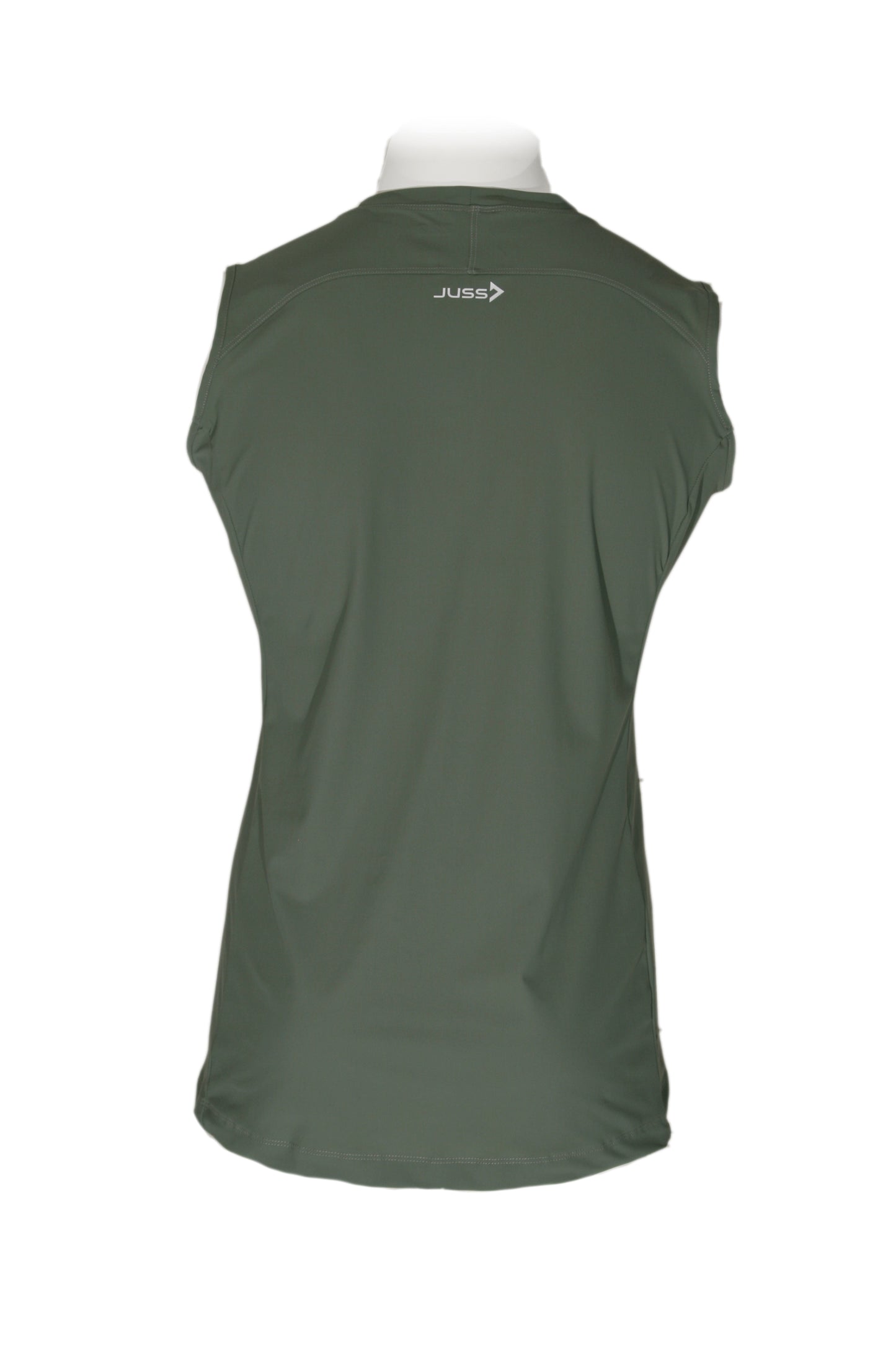 Lange man draagt legergroen extra lang sportshirt van JUSS7 Sportswear