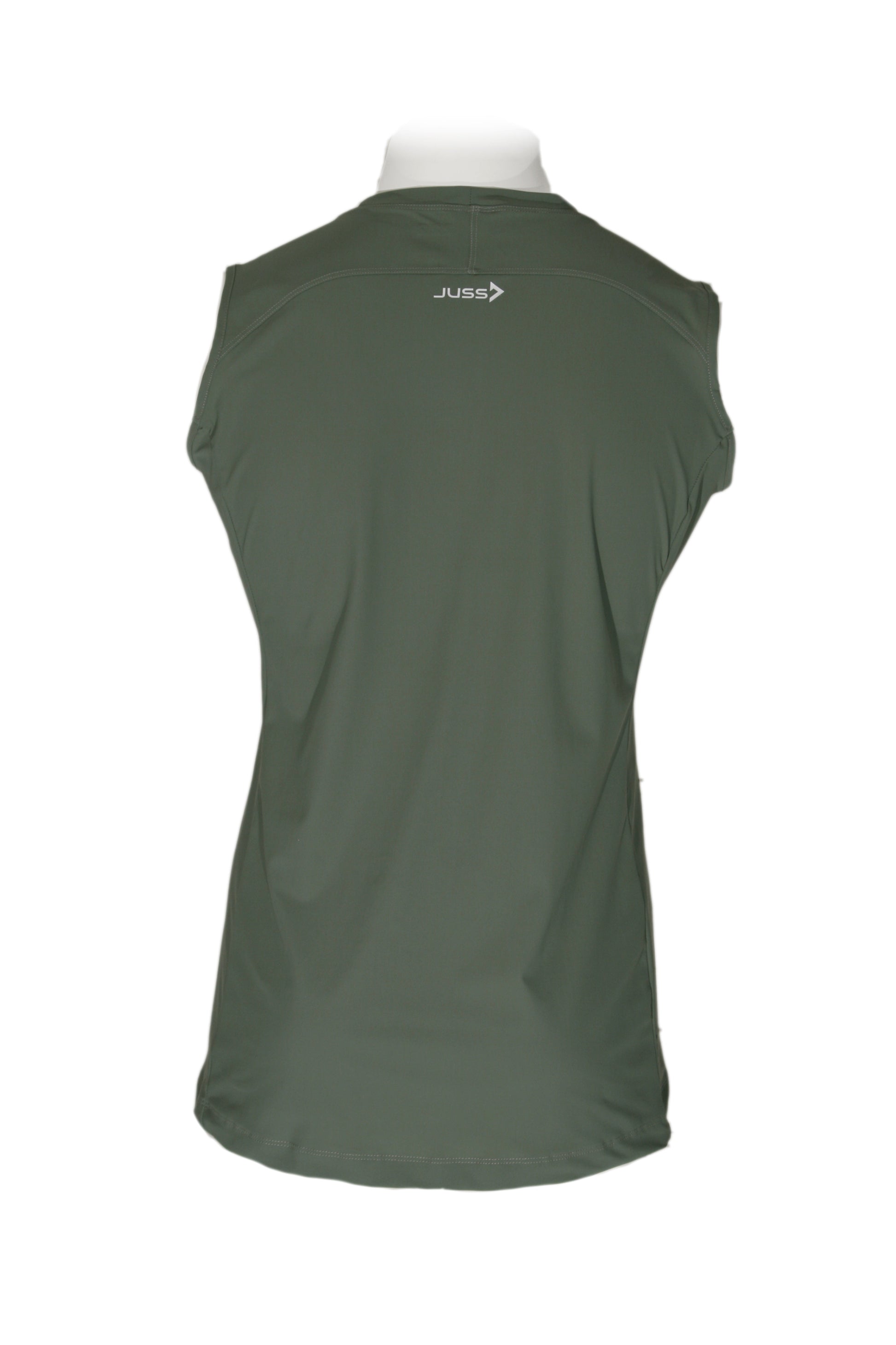 Lange man draagt legergroen extra lang sportshirt van JUSS7 Sportswear