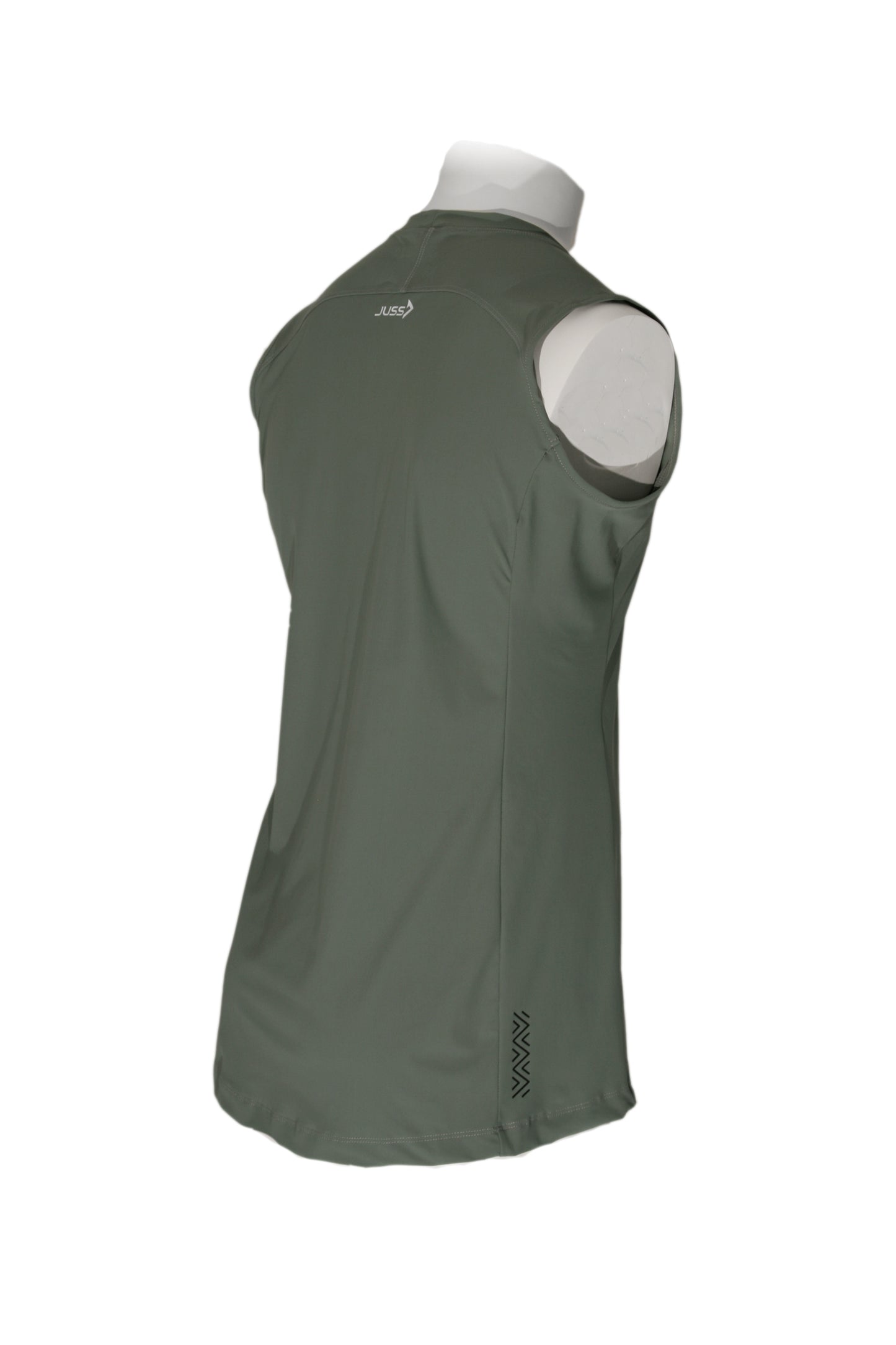 Lange man draagt legergroen extra lang sportshirt van JUSS7 Sportswear