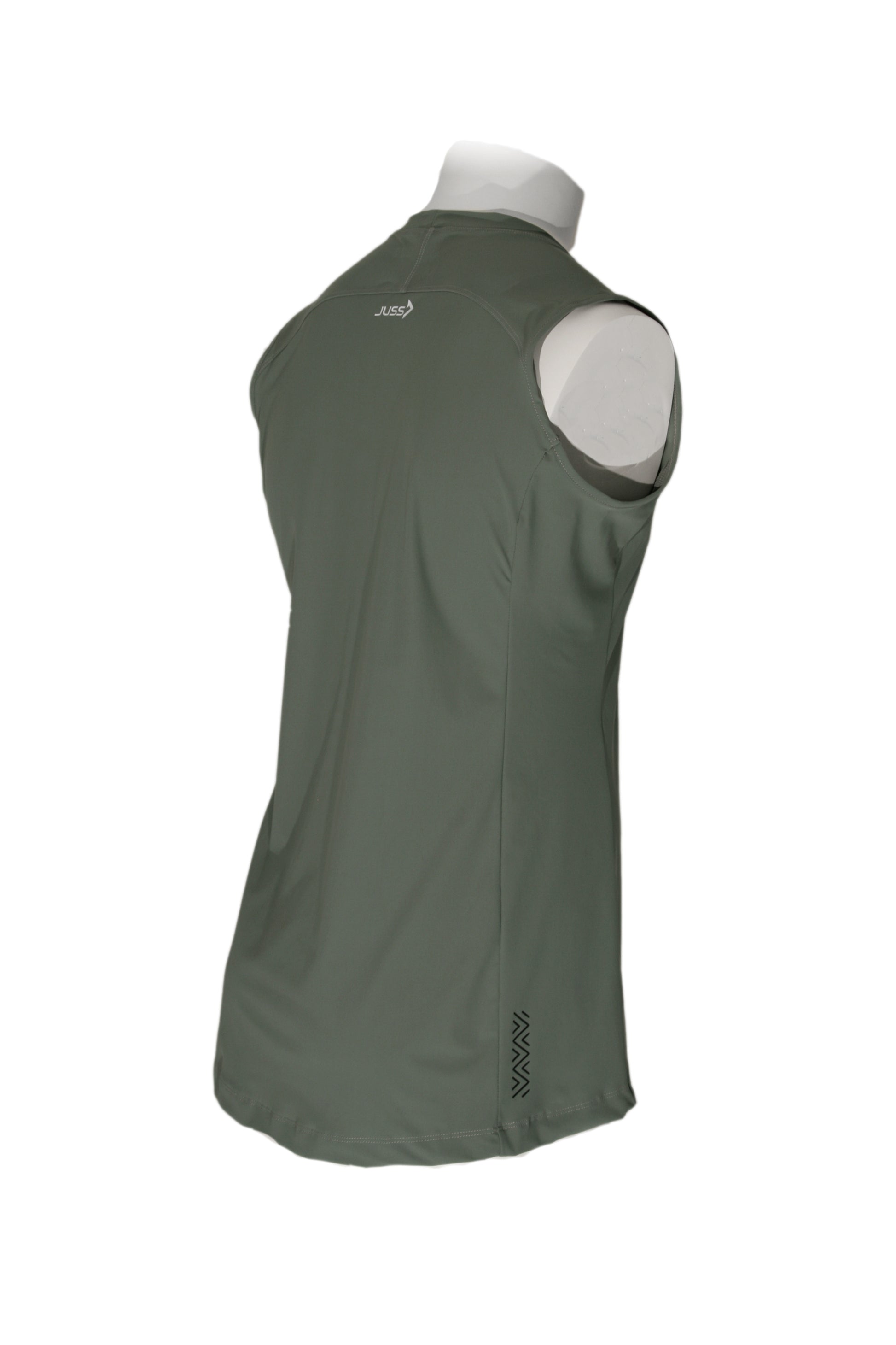 Lange man draagt legergroen extra lang sportshirt van JUSS7 Sportswear