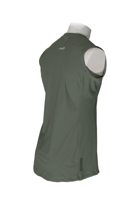 Lange man draagt legergroen extra lang sportshirt van JUSS7 Sportswear