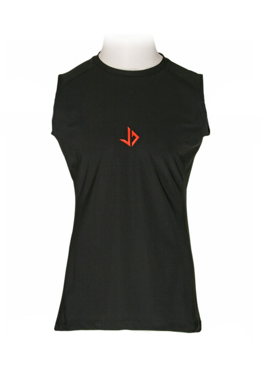 Lange man draagt zwarte extra lang sportshirt van JUSS7 Sportswear