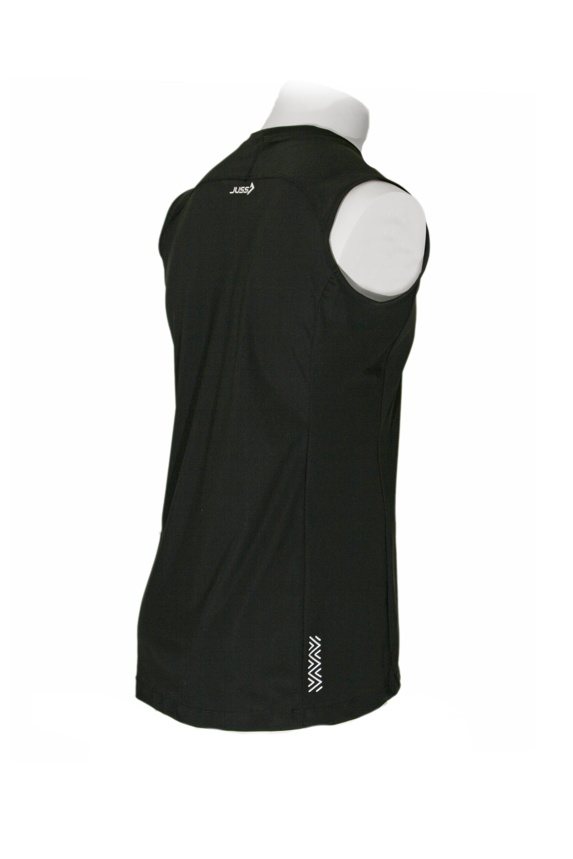 Lange man draagt zwarte extra lang sportshirt van JUSS7 Sportswear